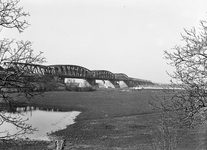 153645 Gezicht op de spoorbrug over de Waal bij Zaltbommel.